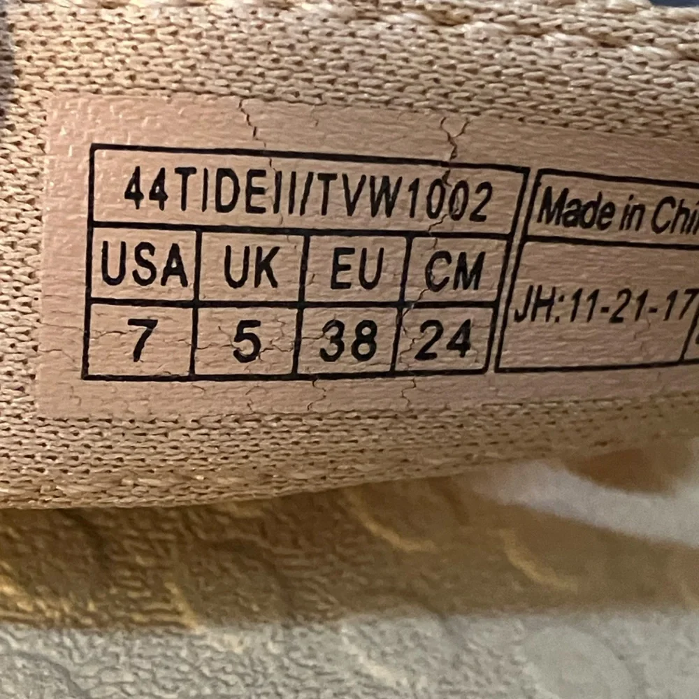 Vionic tan flip flop sandals